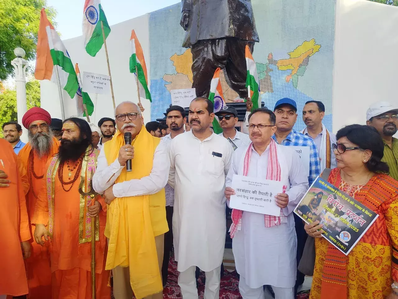 लोक भारती की अगुवाई में सड़क पर उतरे संत समाज ने की घटना की भर्त्सना...