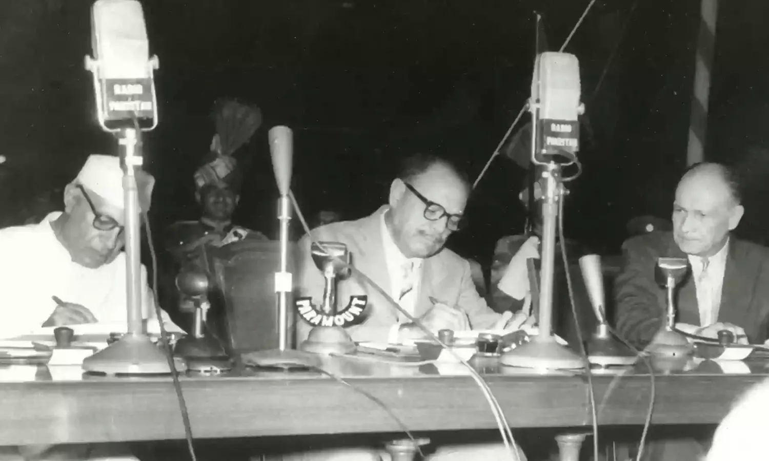 सिंधु जल संधि पर हस्ताक्षर करते हुए जवाहरलाल नेहरू