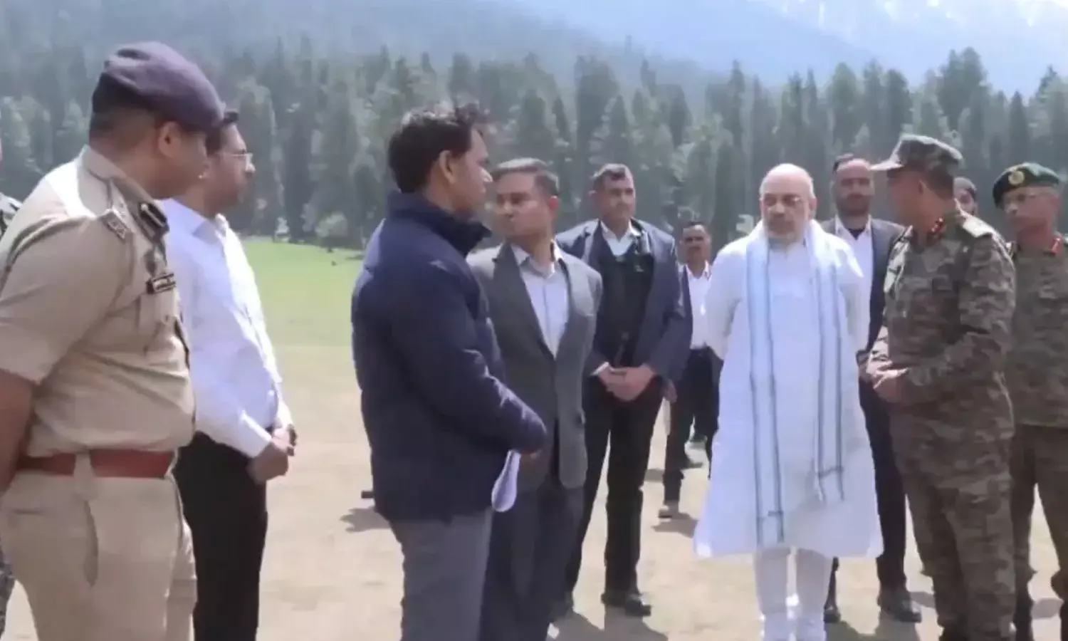 रक्षा मंत्री राजनाथ सिंह ने अजीत डोभाल और वायुसेना प्रमुख के साथ की बैठक