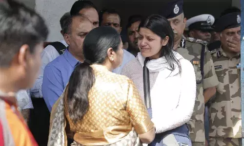 हमें तुम पर गर्व रहेगा...नौसेना के लेफ्टिनेंट विनय नरवाल की पत्नी ने दी भावुक विदाई, वीडियो वायरल