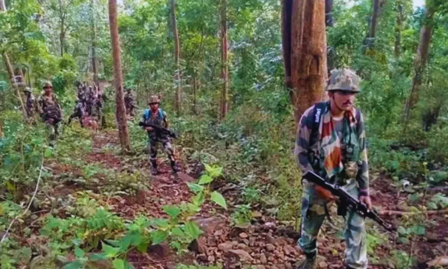 बीजापुर और तेलंगाना की सीमा पर मुठभेड़, अब तक तीन नक्सली ढेर ; 30 घंटे से गोलीबारी जारी