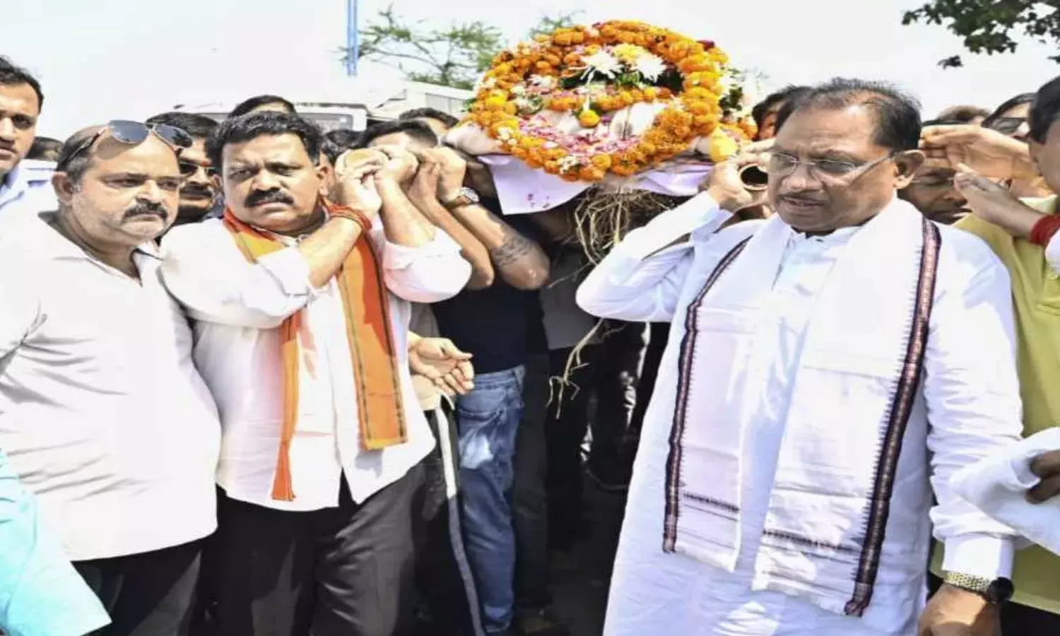 पहलगाम हमले में मृतक दिनेश मिरानिया की अर्थी को सीएम ने दिया कंधा, किया न्याय दिलाने का वादा पहलगाम हमले में मृतक दिनेश मिरानिया की अर्थी को सीएम ने दिया कंधा, किया न्याय दिलाने का वादा