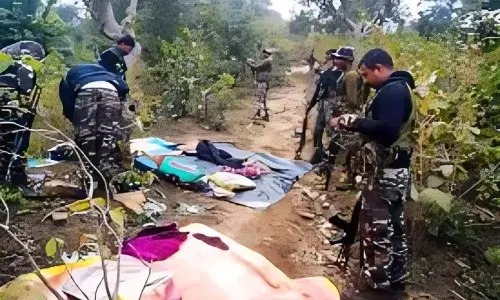 बीजापुर-तेलंगाना बॉर्डर पर जवानों ने 1000 से ज्यादा नक्सलियों को घेरा, पांच को किया ढेर