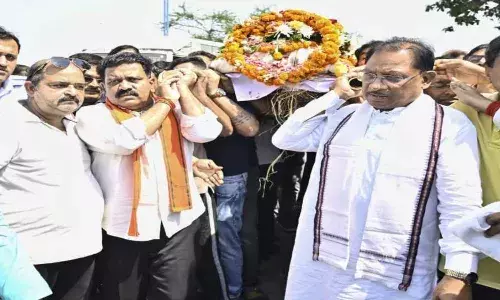 पहलगाम हमले में मृतक दिनेश मिरानिया की अर्थी को सीएम ने दिया कंधा, किया न्याय दिलाने का वादा