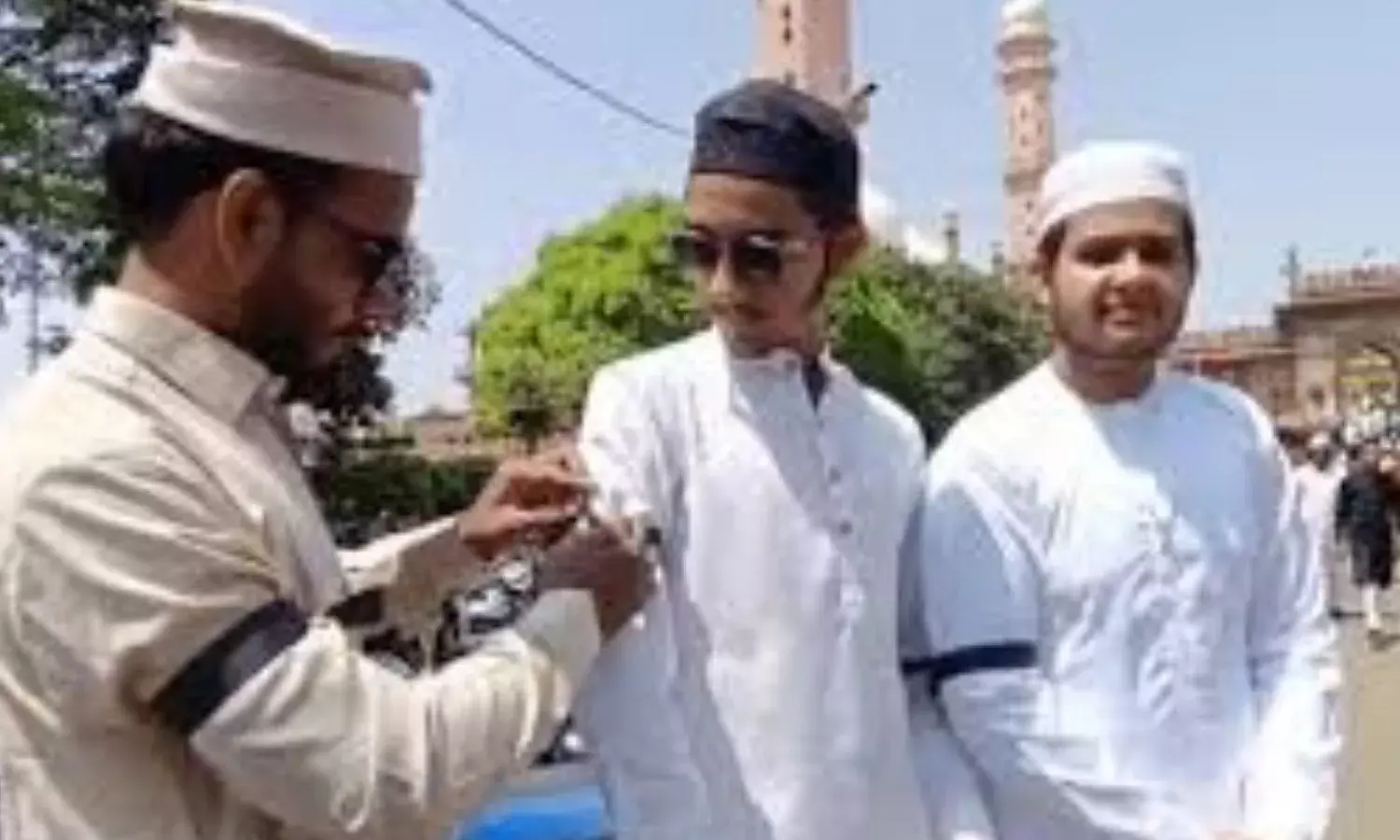 भोपाल में पहलगाम हमले के खिलाफ प्रोटेस्ट, काली पट्टी बांधकर जुमे की नमाज पढ़ने पहुंचे मुसलमान