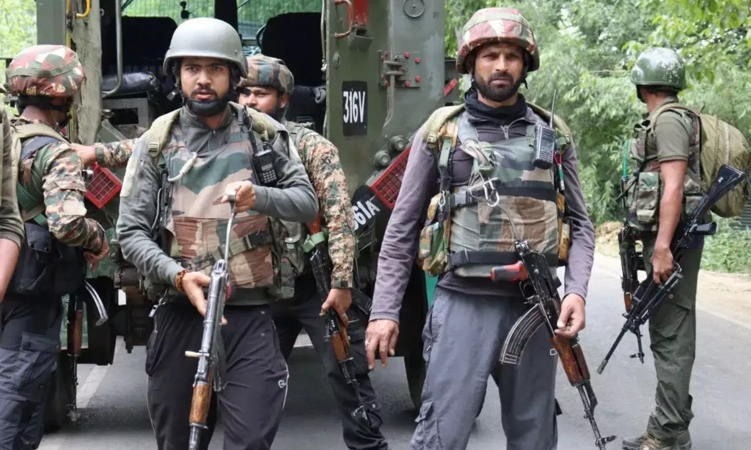 कुलगाम में सुरक्षा एजेंसियों की बड़ी कार्रवाई, आतंकियों की मदद करने वाले दो सहयोगी गिरफ्तार