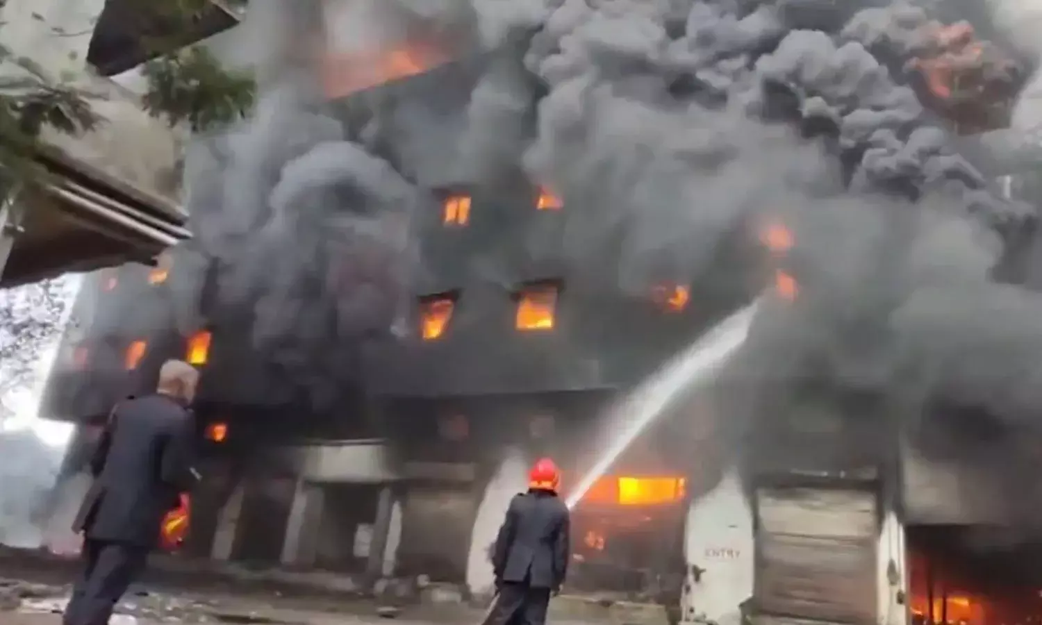 भिवंडी के मणि सूरत कॉम्प्लेक्स में भीषण आग, आग बुझाने का काम जारी