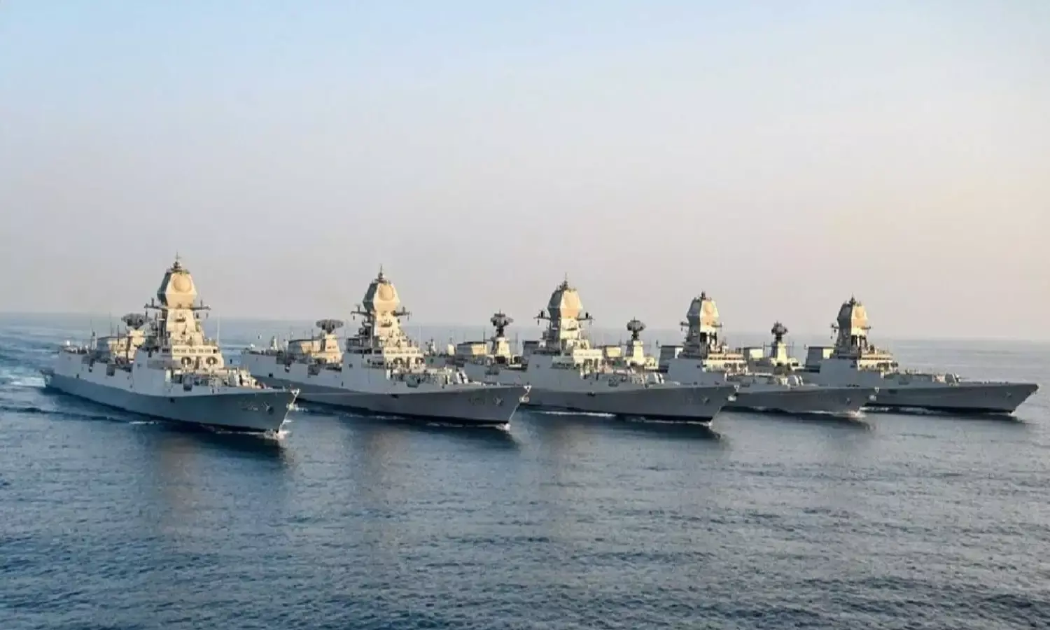 भारतीय नौसेना ने  हैशटैग #मिशन रेडी के साथ फोटो साझा किया संदेश था उद्देश्य के साथ उपस्थिति...