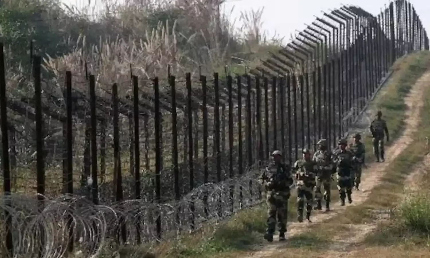 देर रात LOC पर पाकिस्तान की ओर से गोलीबारी, भारत ने दिया प्रभावी ढंग से जवाब