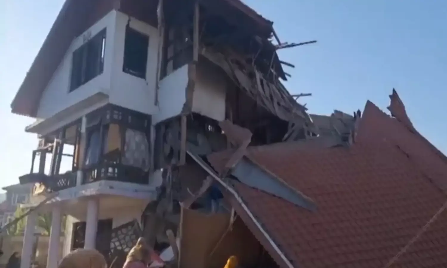 जम्मू-कश्मीर में तीन और आतंकवादियों के घर ध्वस्त