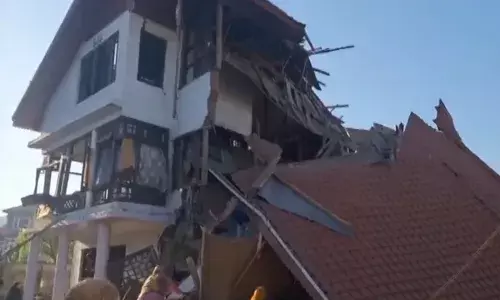 जम्मू-कश्मीर में तीन और आतंकवादियों के घर ध्वस्त