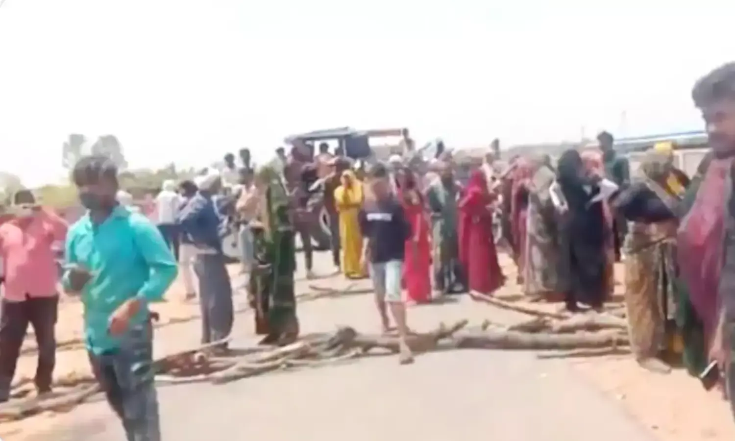 दोनों पक्षों में पथराव,  परिजनों ने एमएस रोड पर शव रखकर किया चक्काजाम…