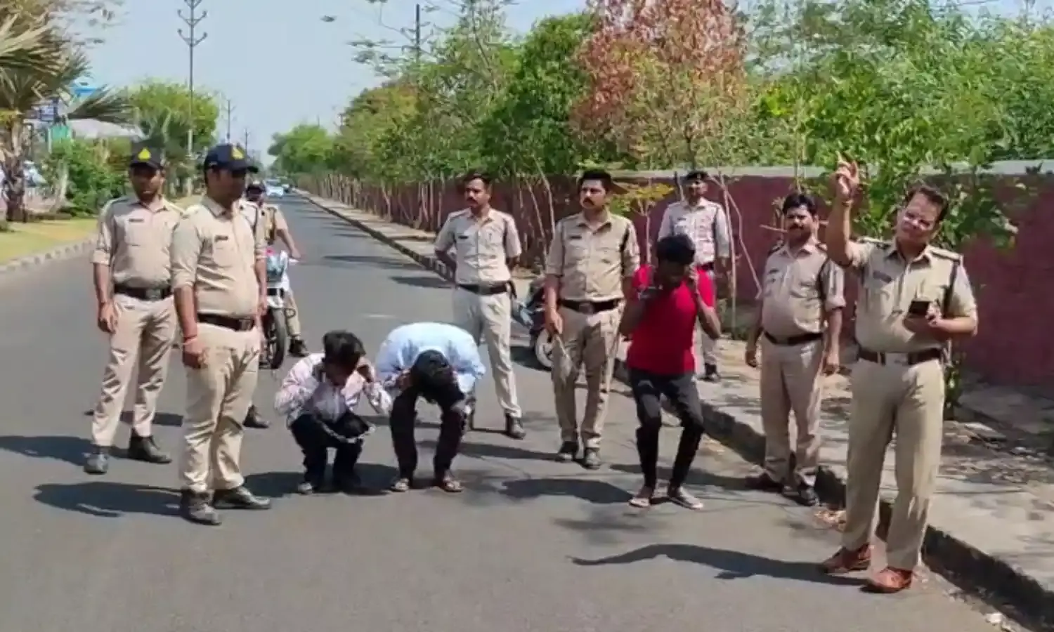 वकीलों ने की भगवा पहनाने वाले पुलिसकर्मियों पर कार्रवाई की मांग…