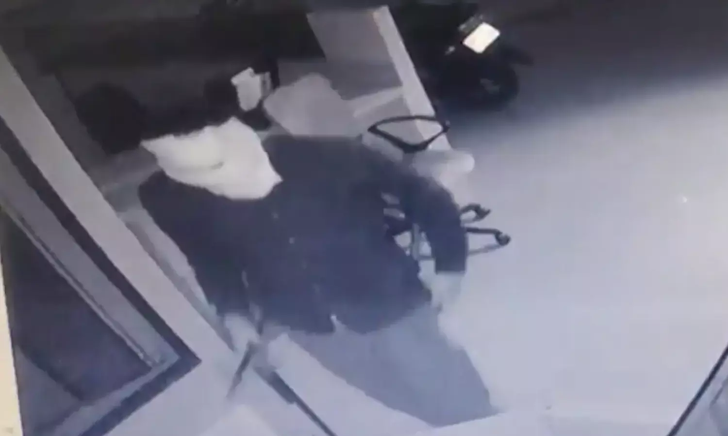 SBI शाखा में देर रात घुसा नकाबपोश बदमाश, स्ट्रांग रूम काटकर ले उड़ा 734 चेक