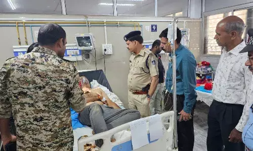 गिरफ्तारी के लिए छापेमारी कर रहे 40 से अधिक पुलिसकर्मी