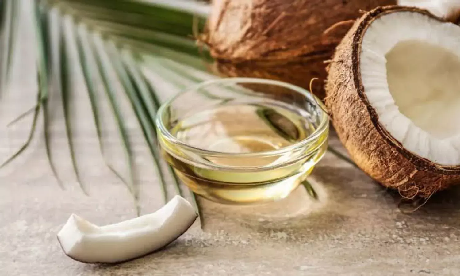 गर्मियों में सोने से पहले चेहरे पर लगाएं नारियल का तेल, मिलते हैं खास फायदे