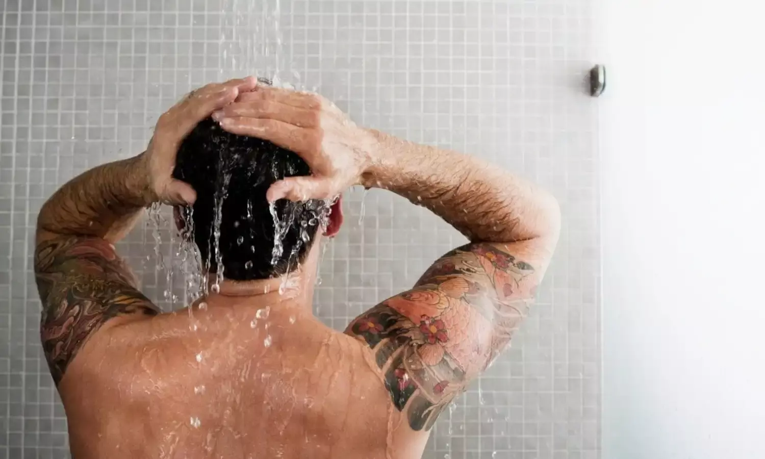 सुबह या शाम कब नहाना है सही, जानें क्या होता है इसका असर