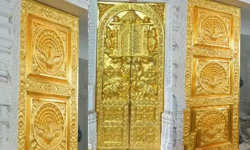 12 फीट ऊंचा और 8 फीट चौड़ा है स्वर्ण कपाट…