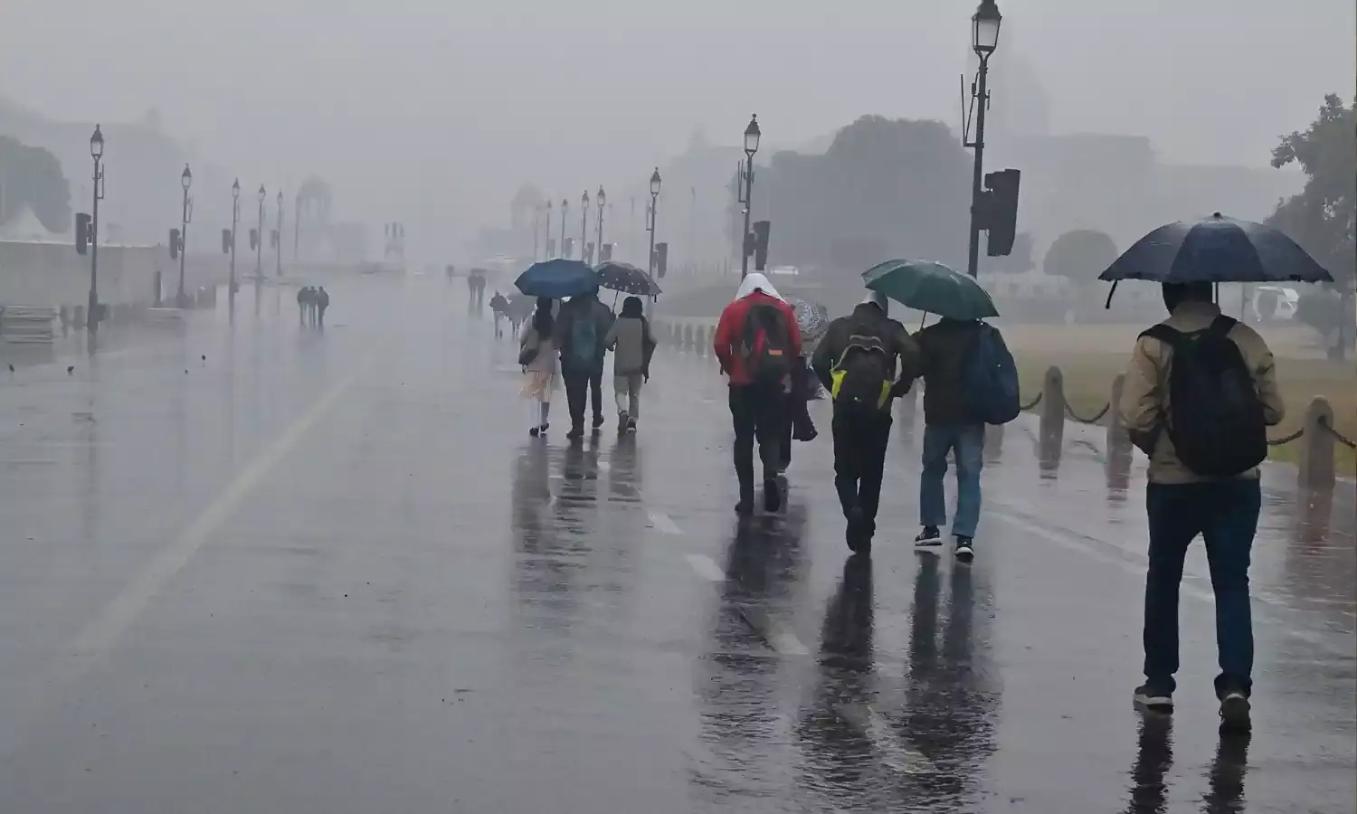 दिल्ली में तेज हवाओं के साथ हुई बारिश, मौसम विभाग ने जारी किया रेड अलर्ट, जानिए अपने शहर के मौसम का हाल