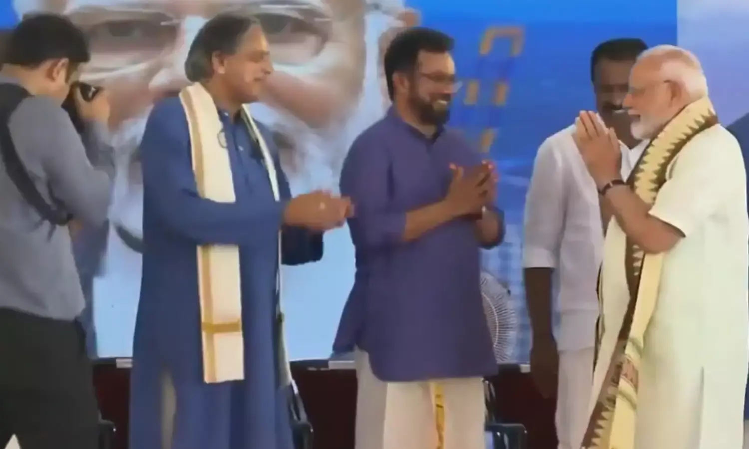 शशि थरूर के साथ मंच शेयर कर बोले PM मोदी