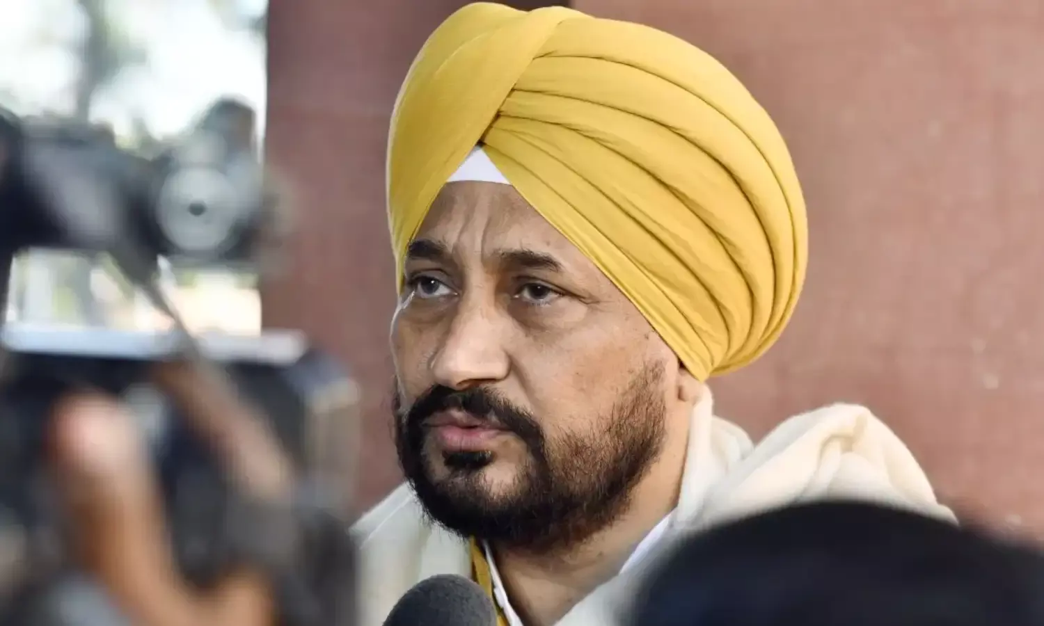 बीजेपी ने घेरा तो अब पलट गए चन्नी, कहा- हम चट्टान की तरह सरकार के साथ…