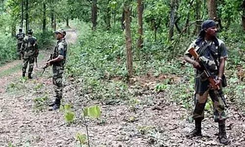 गरियाबंद में नक्सलियों और जवानों की मुठभेड़, एक माओवादी ढेर गरियाबंद में नक्सलियों और जवानों की मुठभेड़, एक माओवादी ढेर