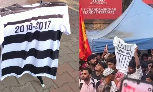 RCB फैंस का अनोखा अंदाज...जेल की जर्सी दिखा कर उड़ाया CSK का मजाक, वीडियो वायरल