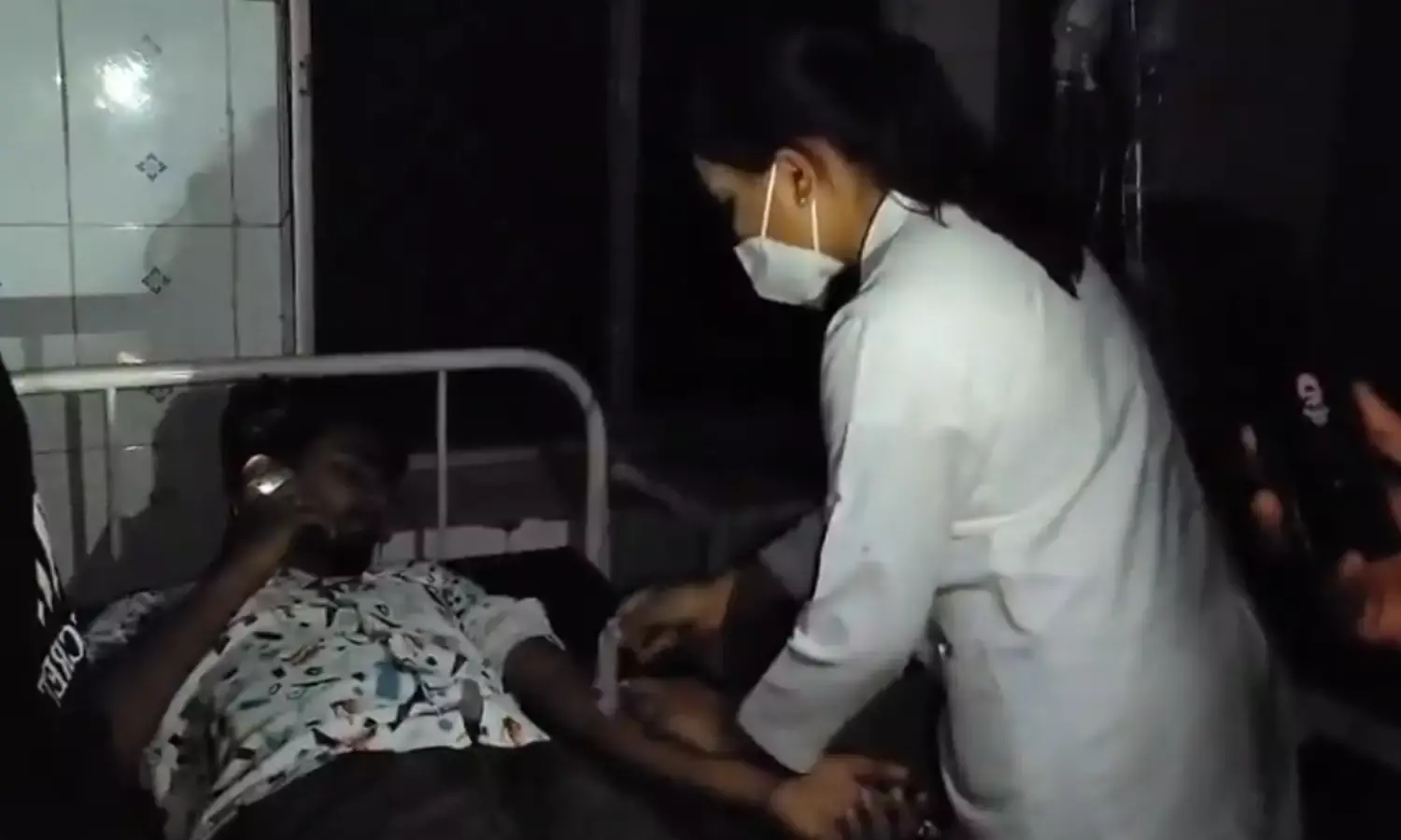 सरकारी अस्पताल में 4 घंटे बिजली रही गुल, जनरेटर भी खराब, टोर्च की रोशनी में मरीजों का हुआ इलाज