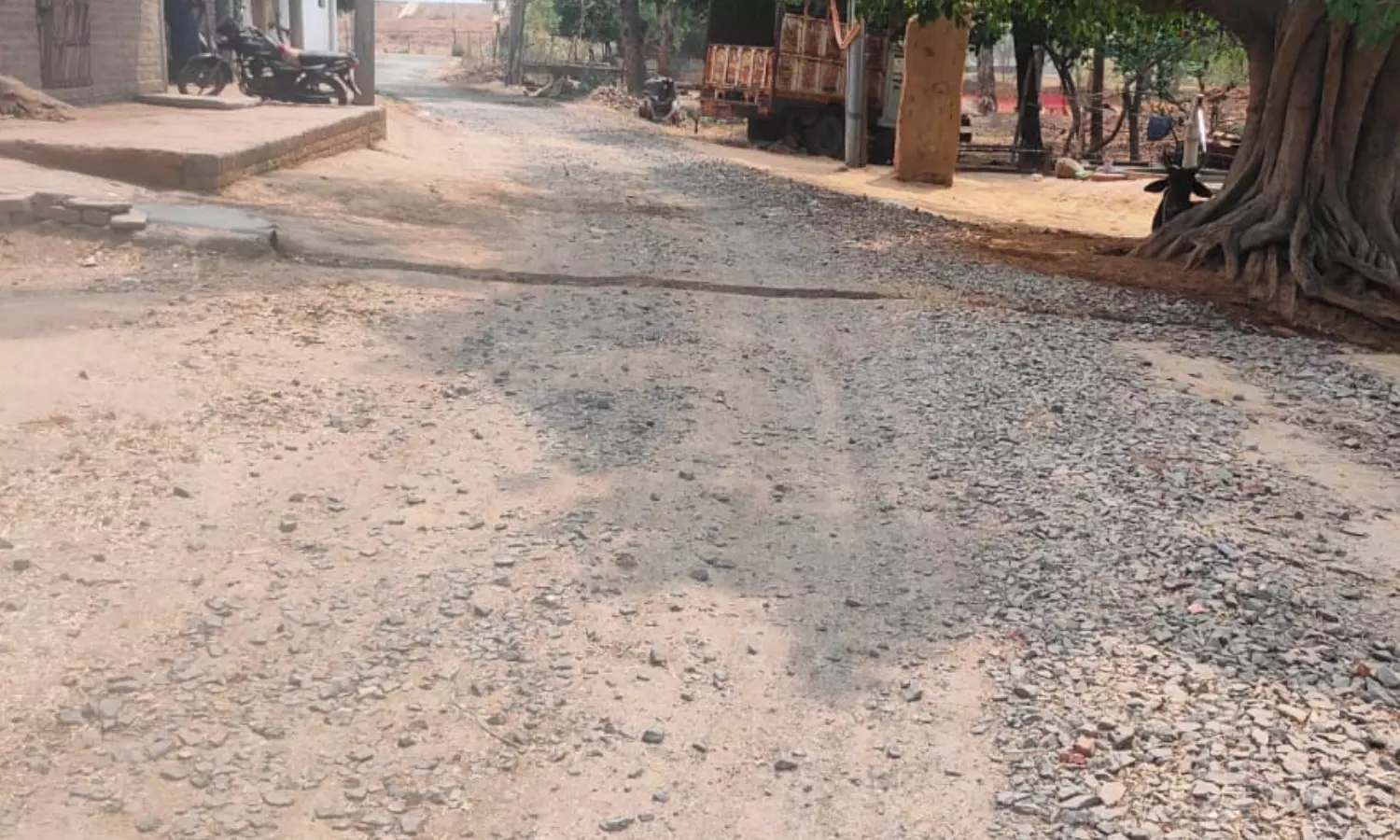 पीरू ग्राम सभा के आवागमन का इकलौता संपर्क मार्ग