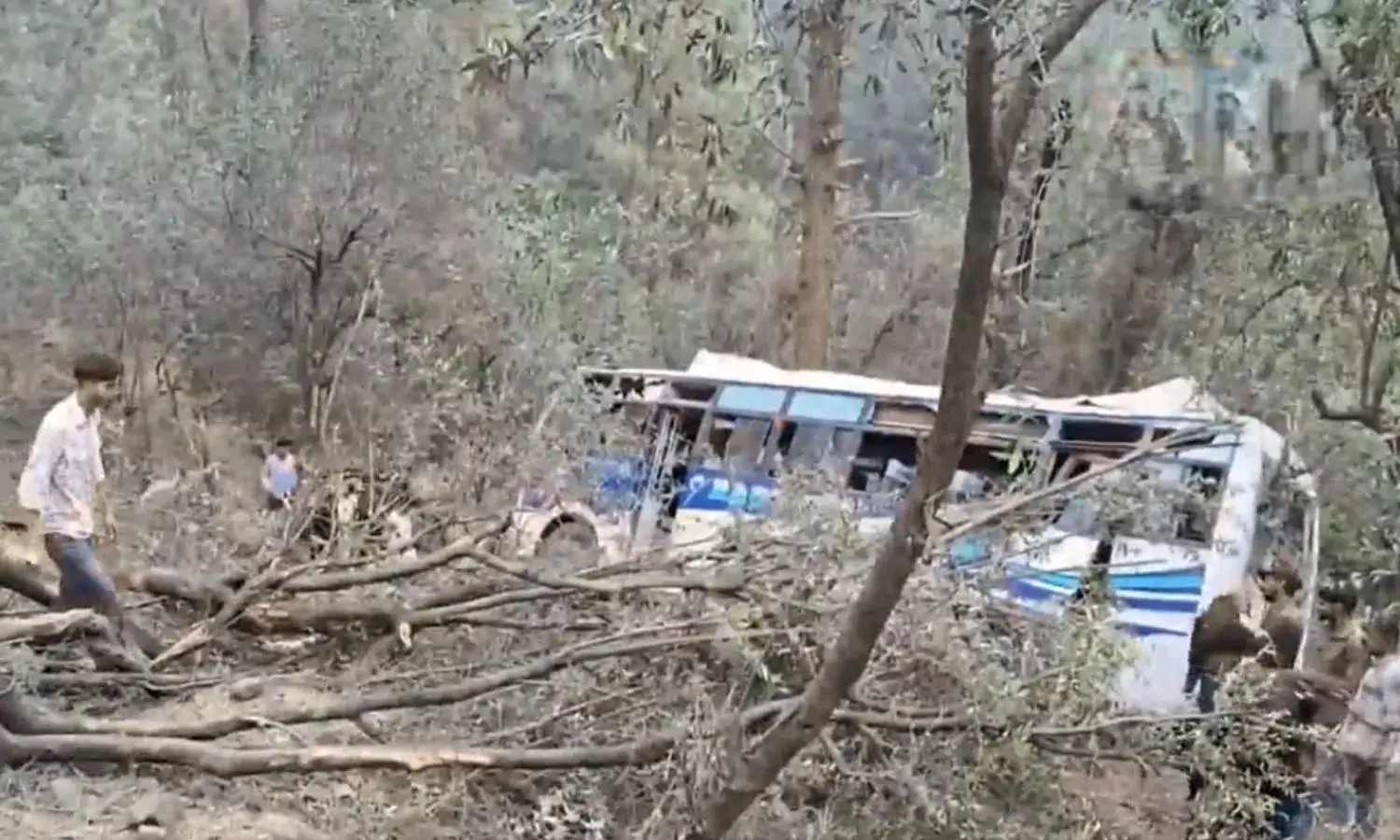 पुंछ में यात्री बस के खाई में गिरने से दो लोगों की दर्दनाक मौत, 25 घायल