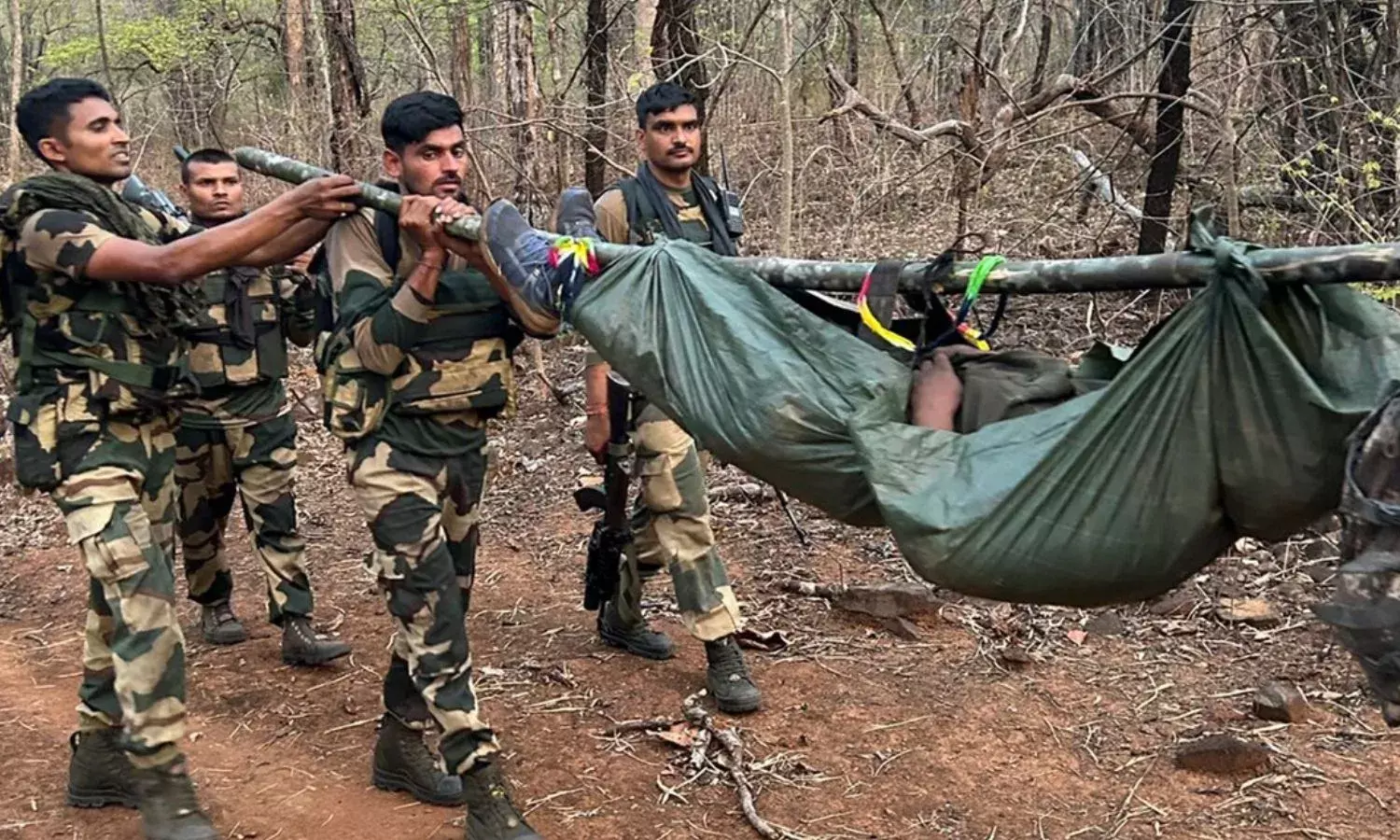 बीजापुर -तेलंगाना बॉर्डर पर मुठभेड़ जारी, जवानों ने महिला नक्सली को किया ढेर