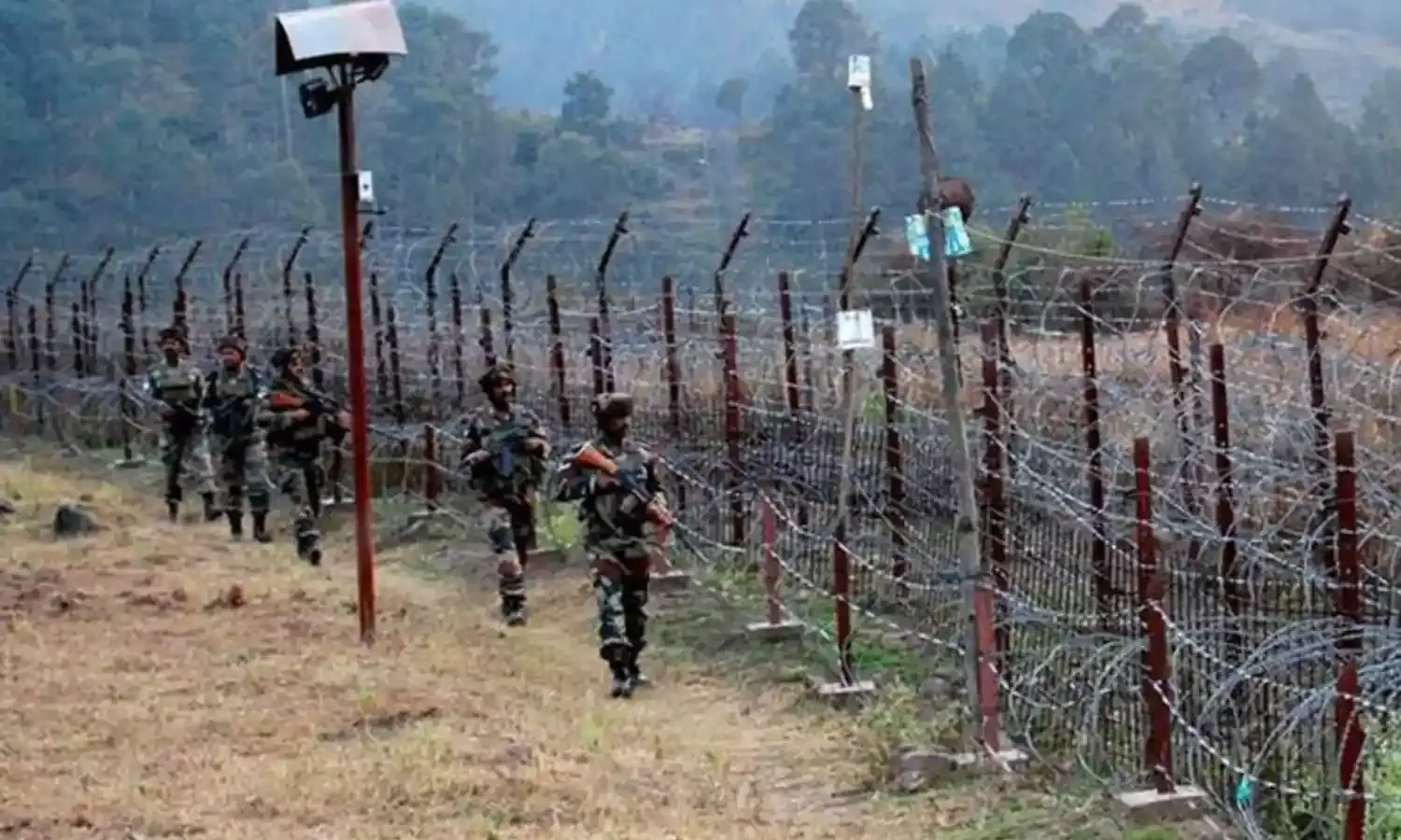 ऑपरेशन सिन्दूर से बौखलाया पाकिस्तान, LOC और अंतरराष्ट्रीय सीमा पर आर्टिलरी फायरिंग, 3 की मौत की खबर ऑपरेशन सिन्दूर से बौखलाया पाकिस्तान, LOC और अंतरराष्ट्रीय सीमा पर आर्टिलरी फायरिंग, 3 की मौत की खबर