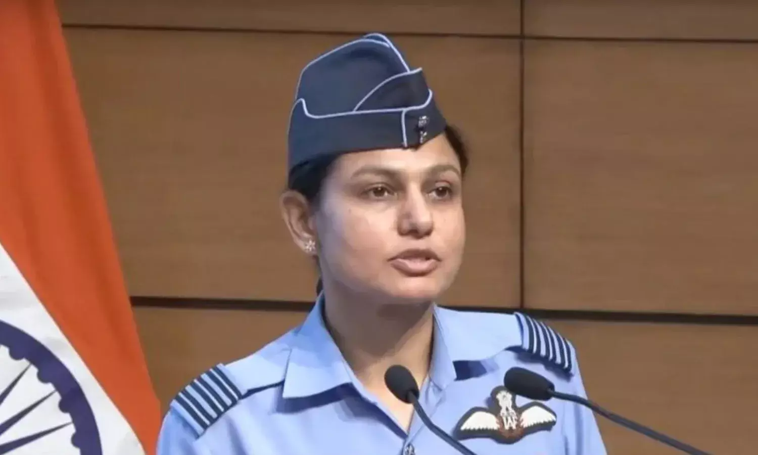कौन हैं IAF विंग कमांडर व्योमिका सिंह, 2,500 से ज़्यादा घंटे उड़ा चुकी फ्लाइट्स