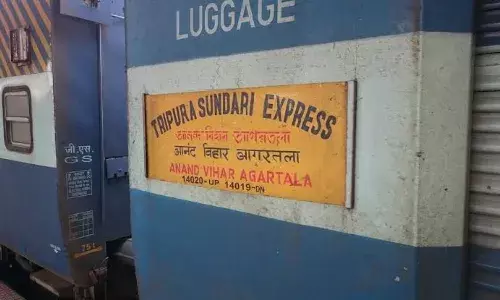 त्रिपुरा सुंदरी एक्सप्रेस पर पकड़ा गया हथियारों का जखीरा, RPF ने 8 देसी पिस्तौल और 16 मैगजीन बरामद किये...