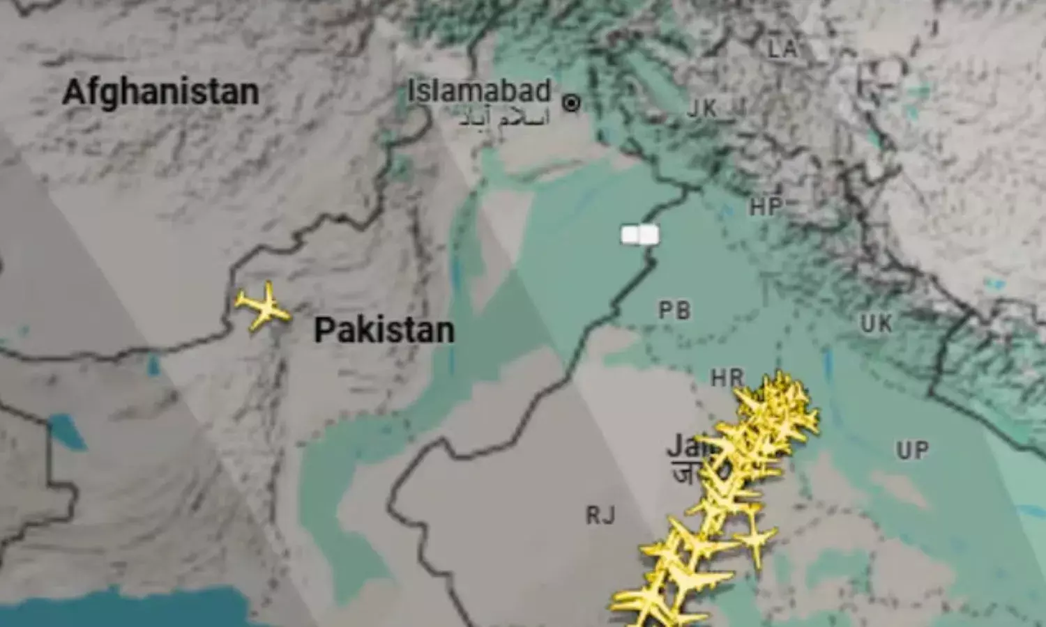 पाकिस्तान के 3 एयरबेस पर धमाके, आज दोपहर 12 बजे तक हवाई क्षेत्र बंद