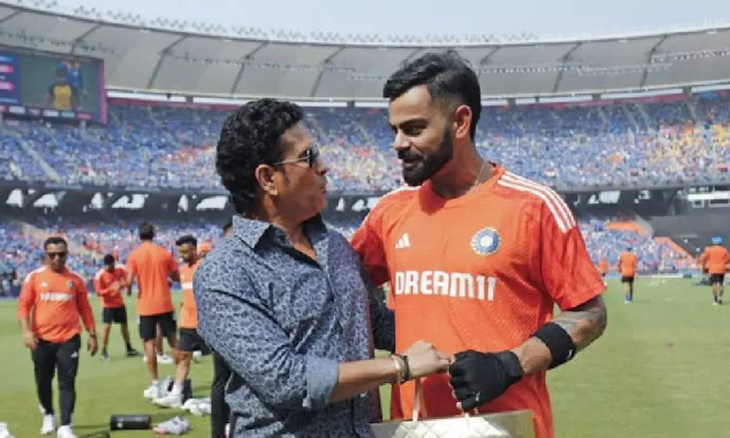 विराट के संन्यास पर भावुक हुए सचिन, याद किया 12 साल पहले मिला कोहली का खास तोहफा विराट के संन्यास पर भावुक हुए सचिन, याद किया 12 साल पहले मिला कोहली का खास तोहफा
