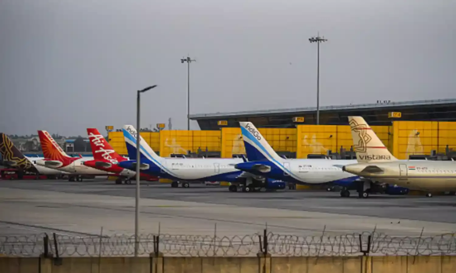 इंडिगो और एयर इंडिया की कई उड़ाने रद्द, यात्रियों के लिए जारी की एडवायजरी