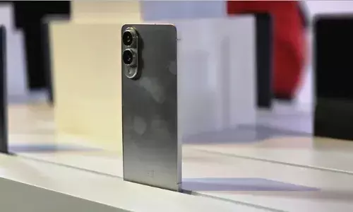 सैमसंग ने लॉन्च किया अब तक Slimmest स्मार्टफोन, कीमत और फीचर्स जान उड़ जाएंगे होश