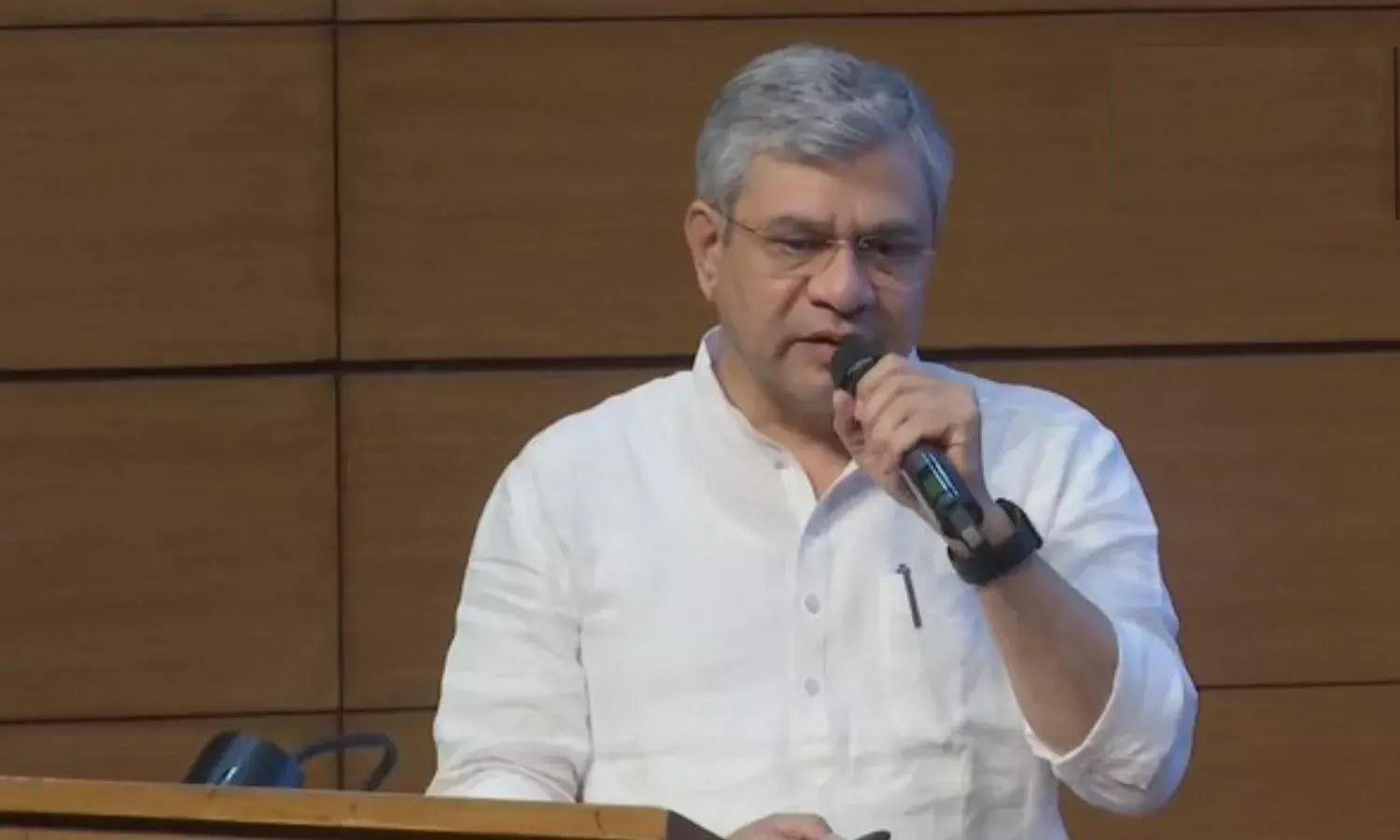 मोदी कैबिनेट का बड़ा फैसला, जेवर में भारत की छठी सेमीकंडक्टर इकाई को मंजूरी मोदी कैबिनेट का बड़ा फैसला, जेवर में भारत की छठी सेमीकंडक्टर इकाई को मंजूरी