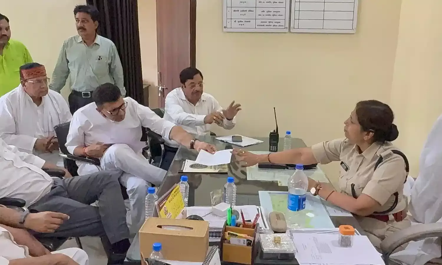 जीतू पटवारी ने मंत्री विजय शाह के खिलाफ FIR के लिए थाने में दिया आवेदन, कांग्रेस नेताओं की पुलिस से हुई बहस