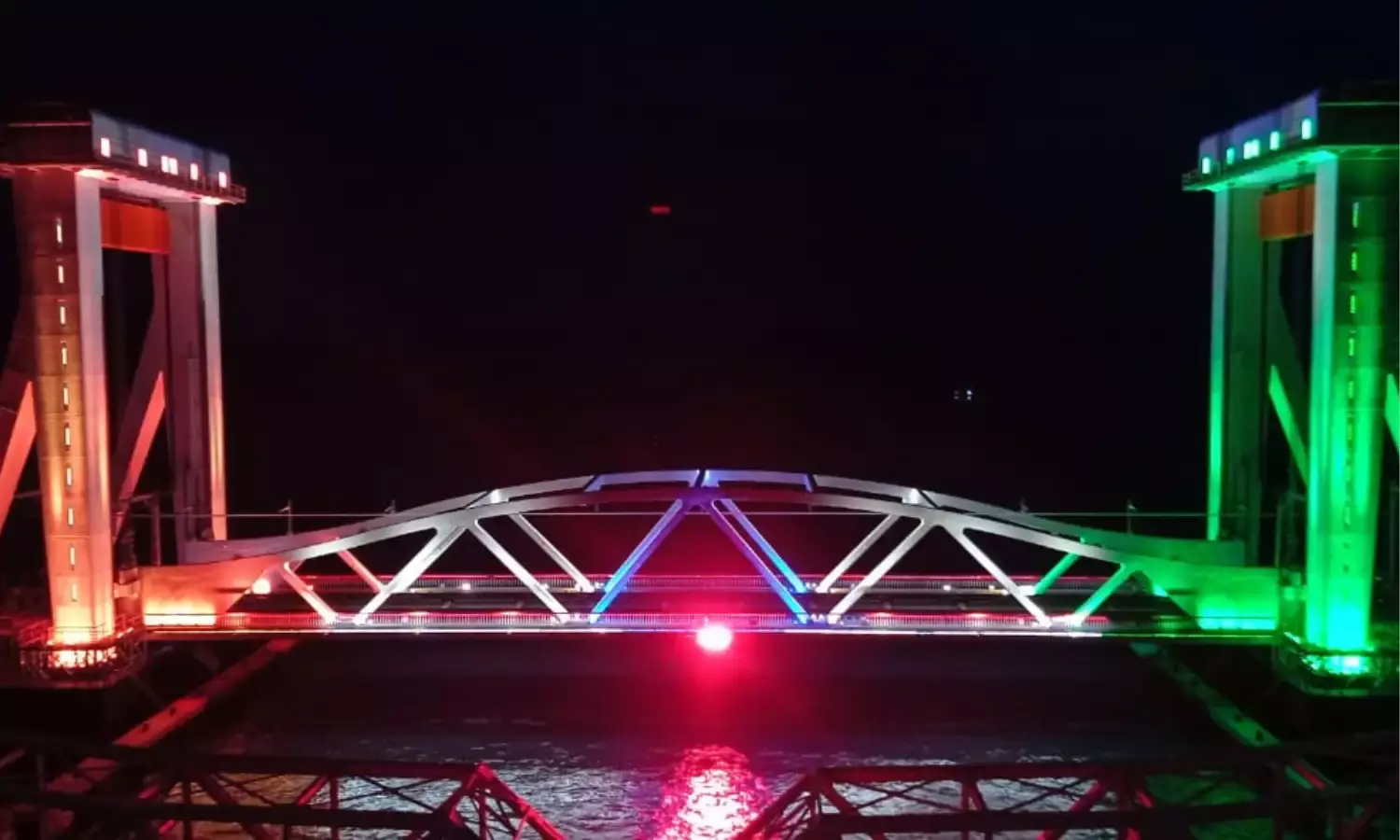 वीर सैनिकों के सम्मान में जगमगाए देश भर के रेलवे स्टेशन…