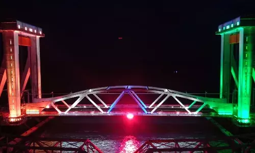 वीर सैनिकों के सम्मान में जगमगाए देश भर के रेलवे स्टेशन…