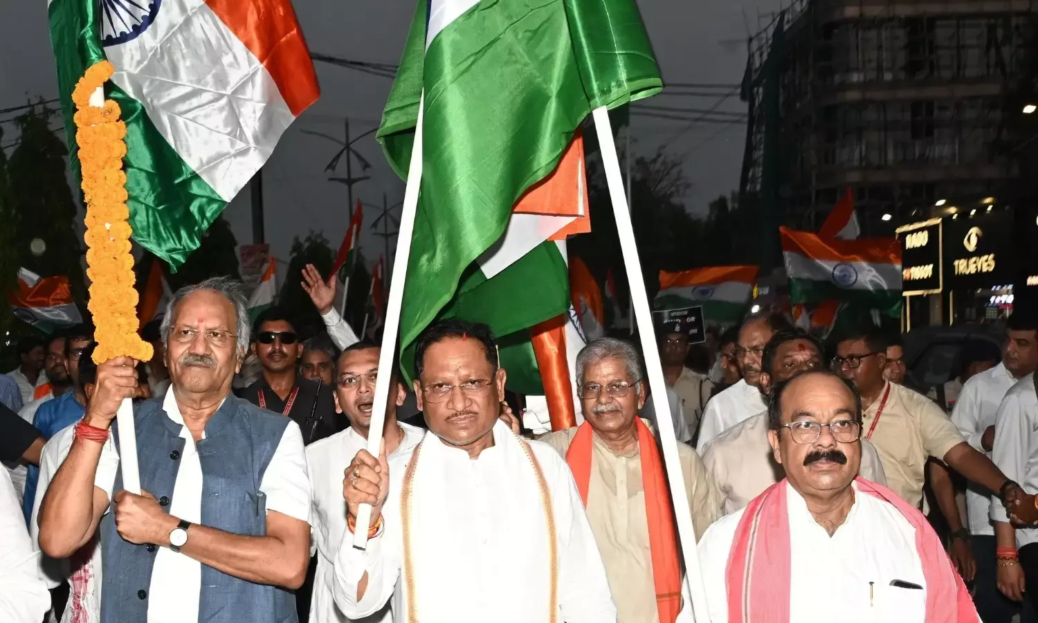 तिरंगा यात्रा में उमड़े लोग, कहा- पाकिस्तान से बदला पूरा