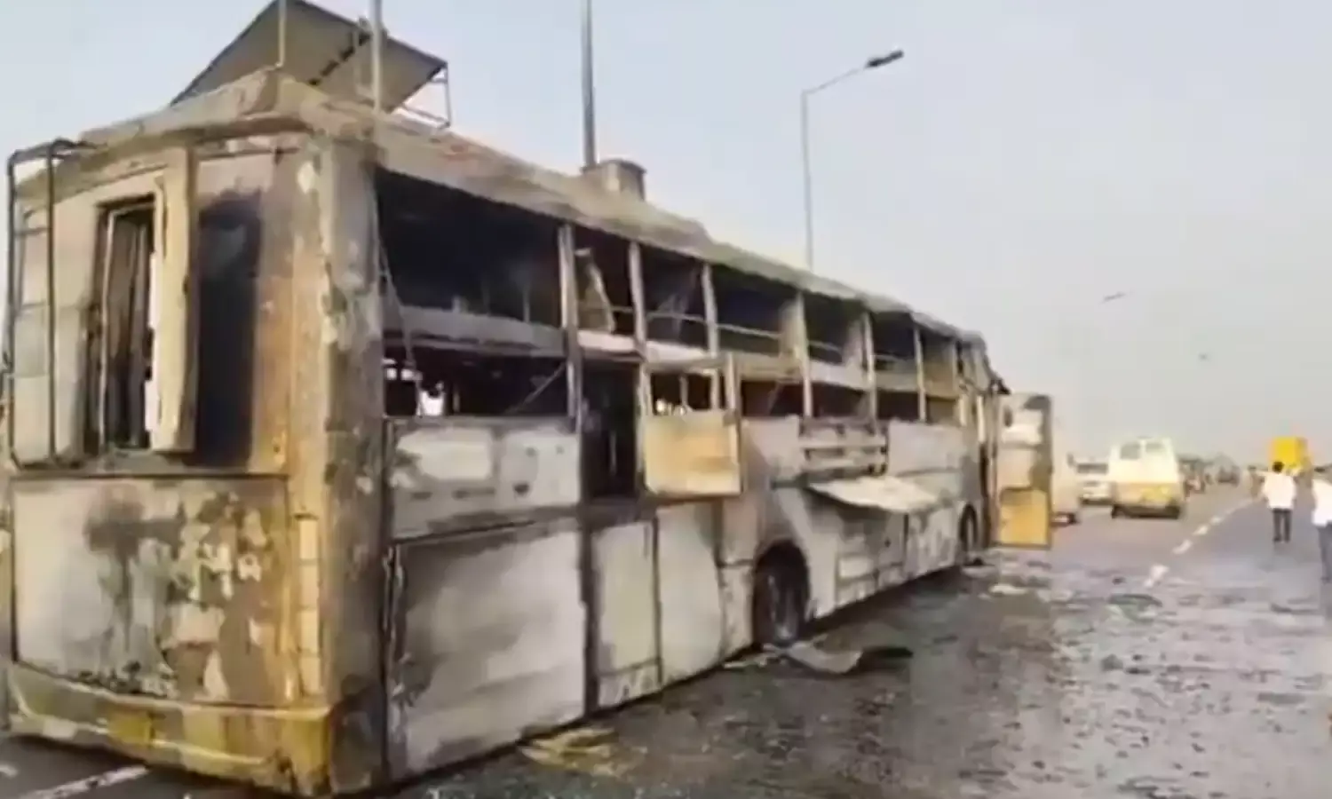 किसान पथ पर चलती बस में आग, 5 यात्रियों की जिंदा जलकर मौत