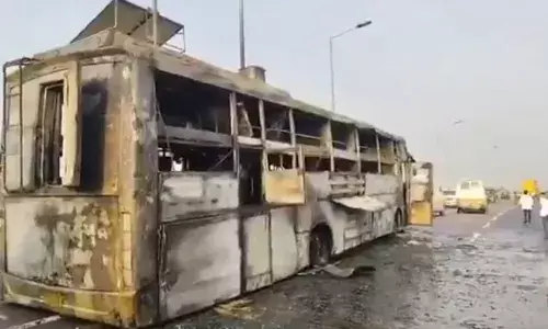 किसान पथ पर चलती बस में आग, 5 यात्रियों की जिंदा जलकर मौत किसान पथ पर चलती बस में आग, 5 यात्रियों की जिंदा जलकर मौत