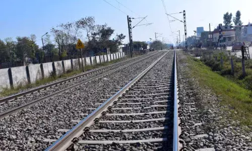 सूदखोरों से तंग व्यापारी भाईयों ने एक-दूसरे के गले में डाला हाथ और लगा दी ट्रेन के आगे छलांग, मौत...