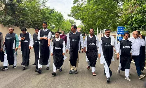 राजभवन के बाहर प्रदर्शन, काले कपड़ों पर लिखा - इस्तीफा देना होगा