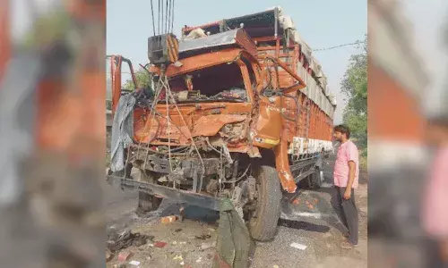 ट्रक और डीसीएम की भीषण टक्कर, ऑन द स्पॉट तीन की दर्दनाक मौत, 31 घायल