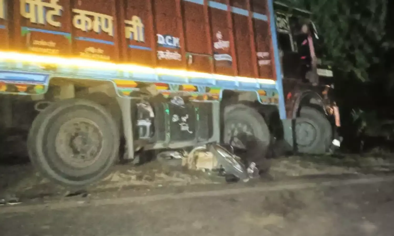 डूंगरपुर में बड़ा हादसा, अनियंत्रित कार के ऊपर पलटा ट्रक, 4 की मौत कई घायल