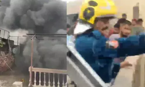 हैदराबाद के चारमीनार के पास इमारत में लगी भीषण आग में अब तक 17 लोगों की मौत